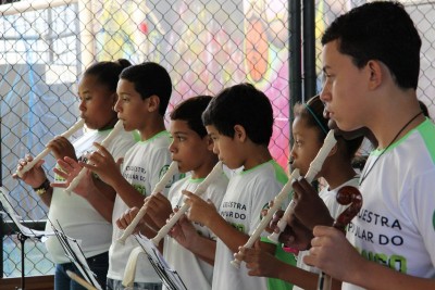 Alunos do projeto tocando flauta