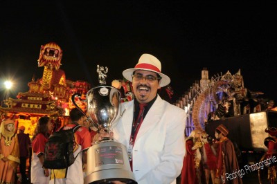 Andre Cezari com troféu Dragões 2013 - Creditos Rodrigo Fotos