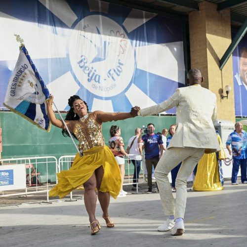 Porta-bandeira Verônica Lima intensifica preparação para brilhar no desfile 2025 na Tradição