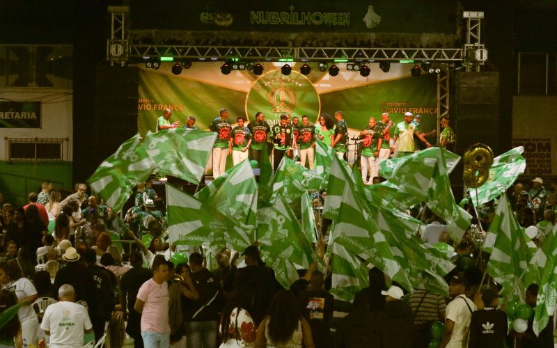 Império Serrano classifica quatro sambas à final do próximo sábado (18)